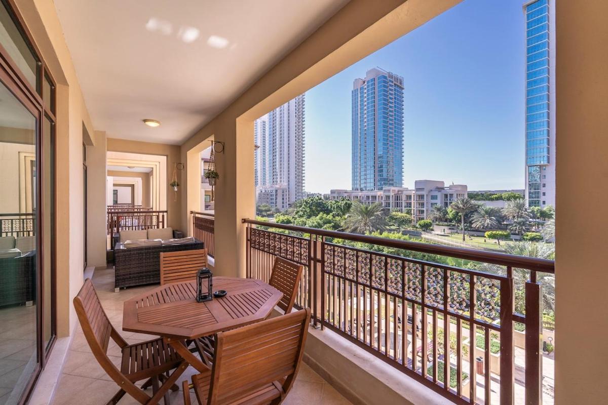 Warm 2-bedrooms With Modern Kitchen Interior In The Greens! * Dubai