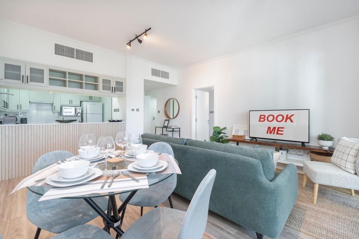 Warm 2-bedrooms With Modern Kitchen Interior In The Greens! *