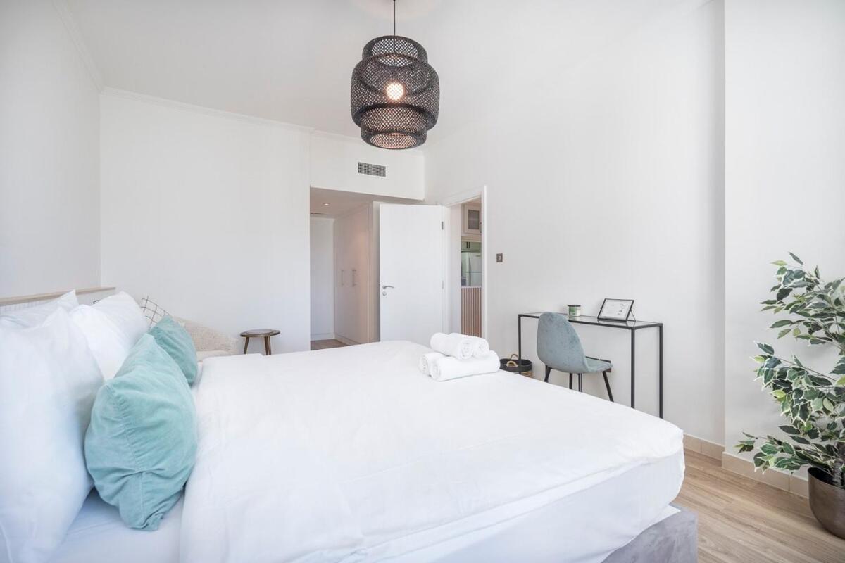 Warm 2-bedrooms With Modern Kitchen Interior In The Greens! Apartment *