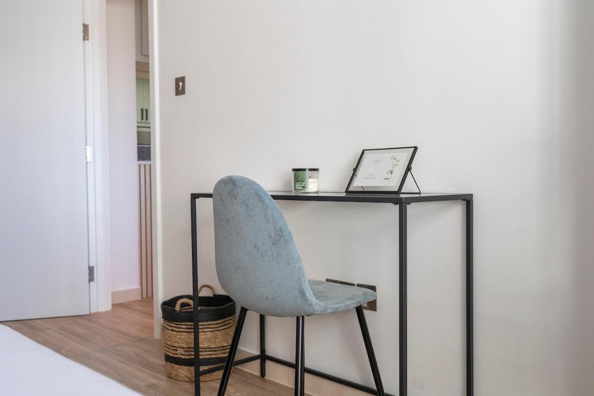 Warm 2-bedrooms With Modern Kitchen Interior In The Greens! Apartment *