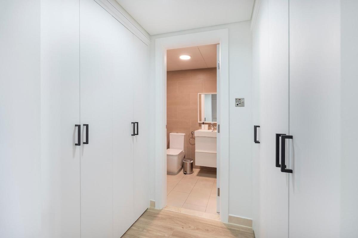 Warm 2-bedrooms With Modern Kitchen Interior In The Greens! *