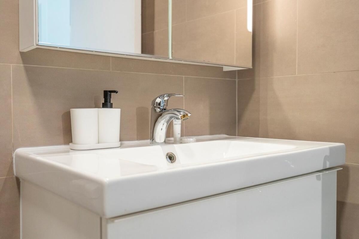 Warm 2-bedrooms With Modern Kitchen Interior In The Greens! Apartment Dubai