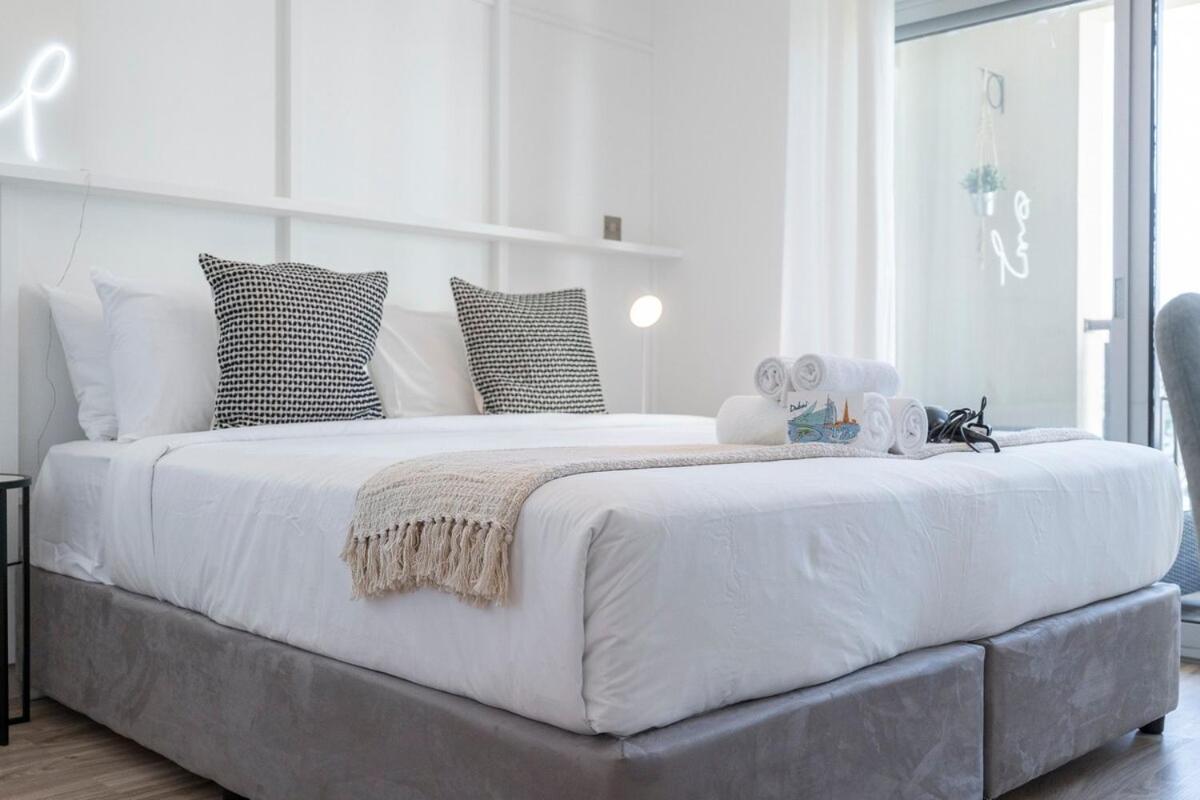 Warm 2-bedrooms With Modern Kitchen Interior In The Greens! Apartment
