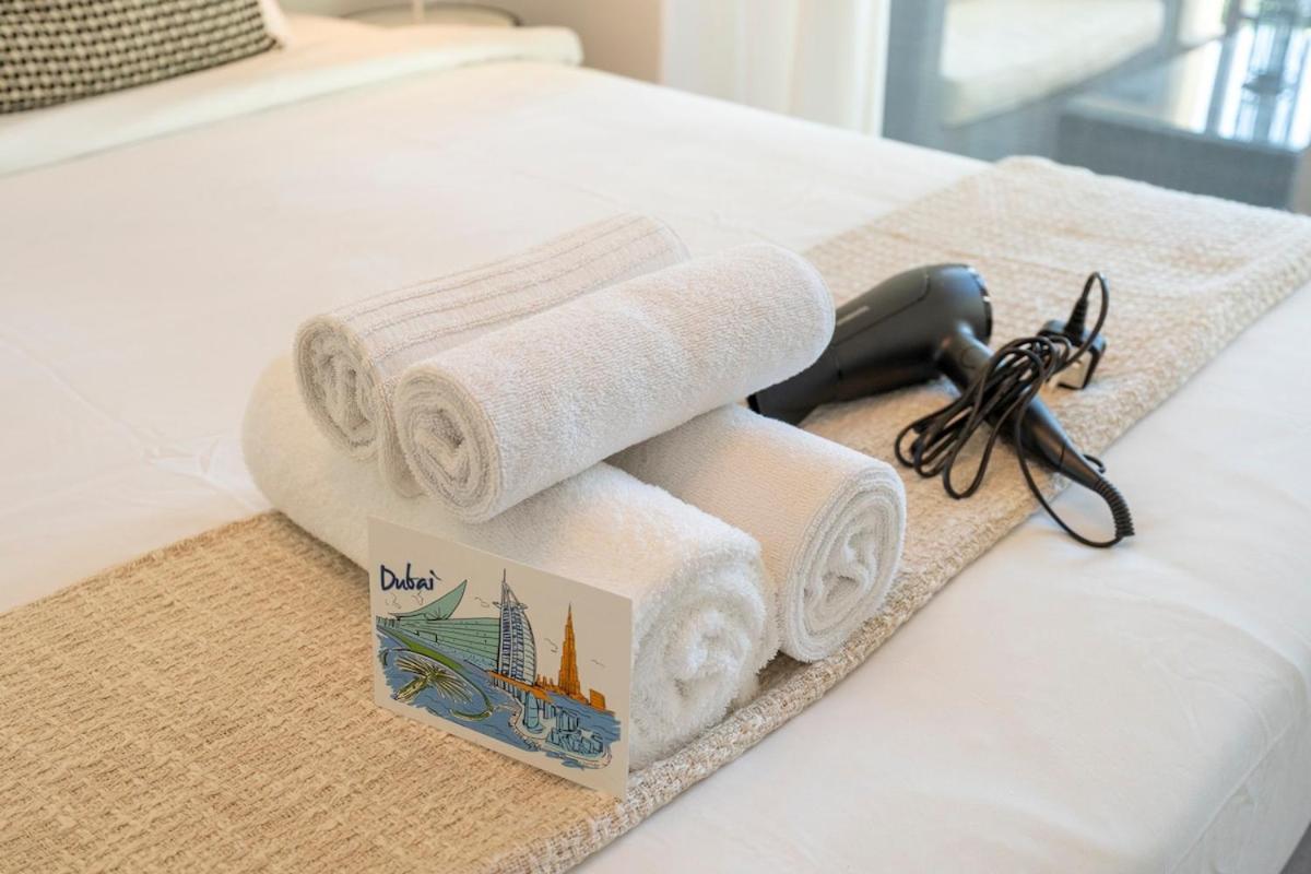 Apartment Warm 2-bedrooms With Modern Kitchen Interior In The Greens! Dubai