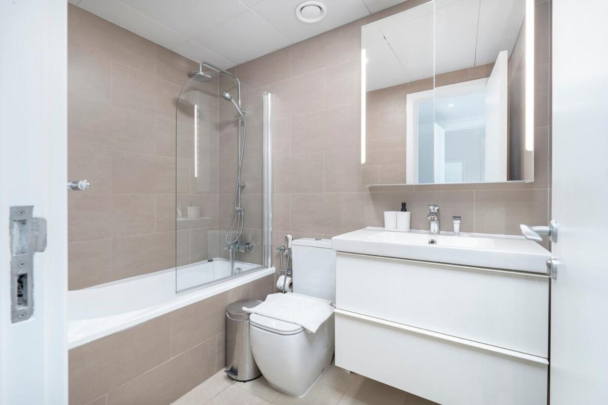 Warm 2-bedrooms With Modern Kitchen Interior In The Greens! *