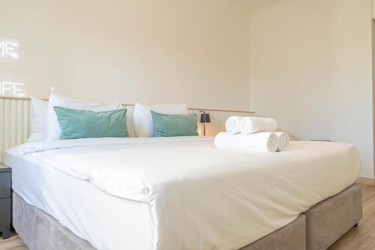 Warm 2-bedrooms With Modern Kitchen Interior In The Greens! Apartment Dubai