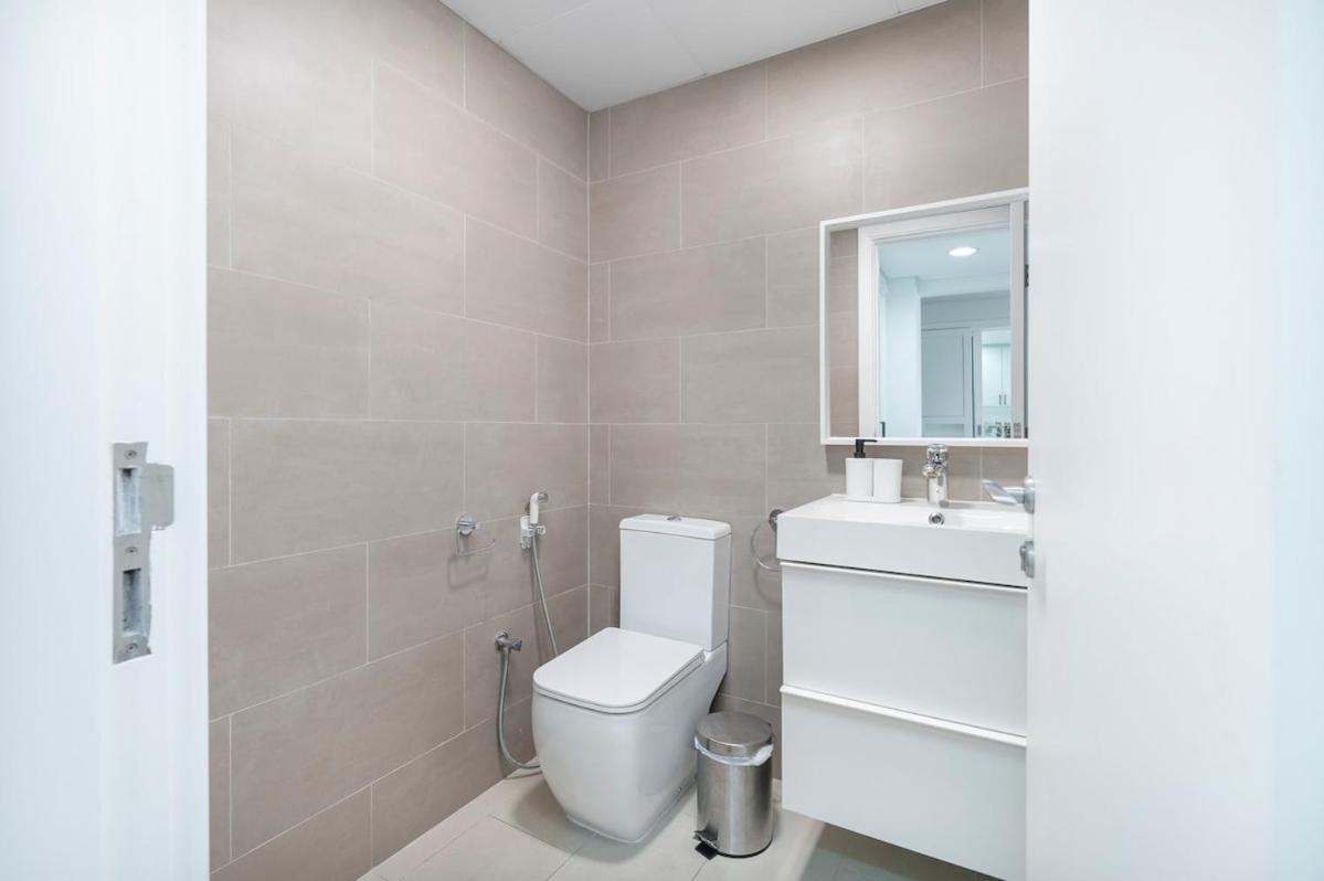 Apartment Warm 2-bedrooms With Modern Kitchen Interior In The Greens! Dubai