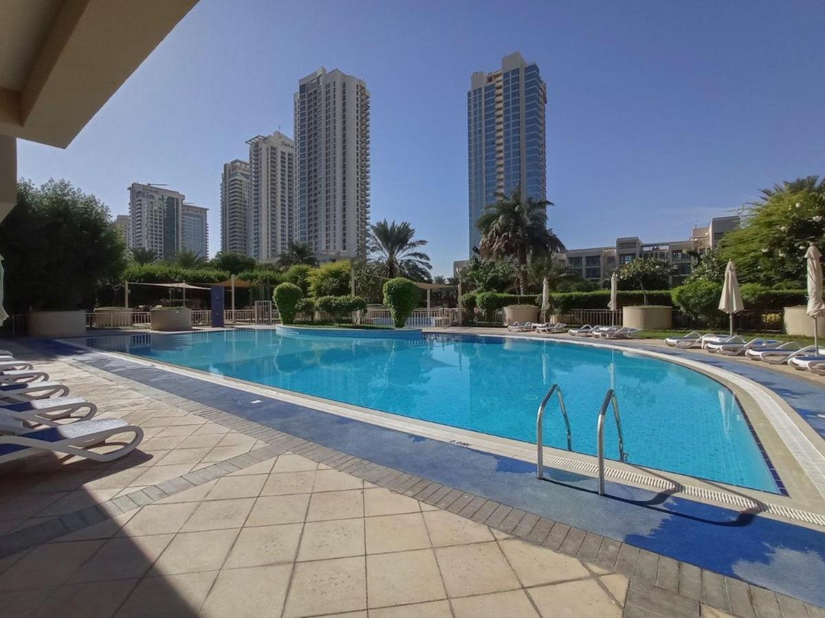 Warm 2-bedrooms With Modern Kitchen Interior In The Greens! Apartment *
