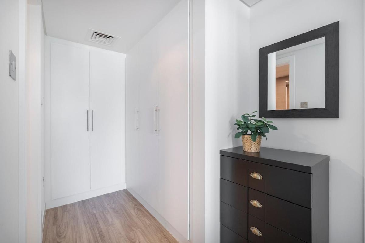 Warm 2-bedrooms With Modern Kitchen Interior In The Greens! *