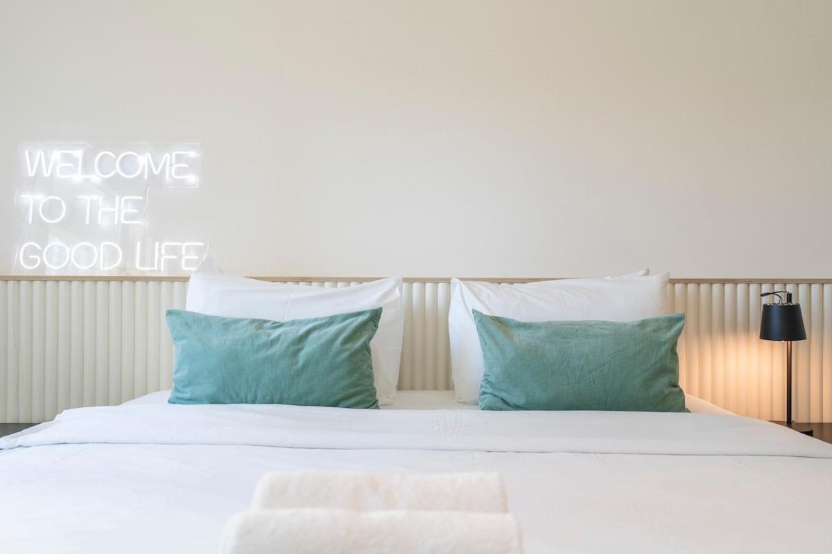 Warm 2-bedrooms With Modern Kitchen Interior In The Greens!