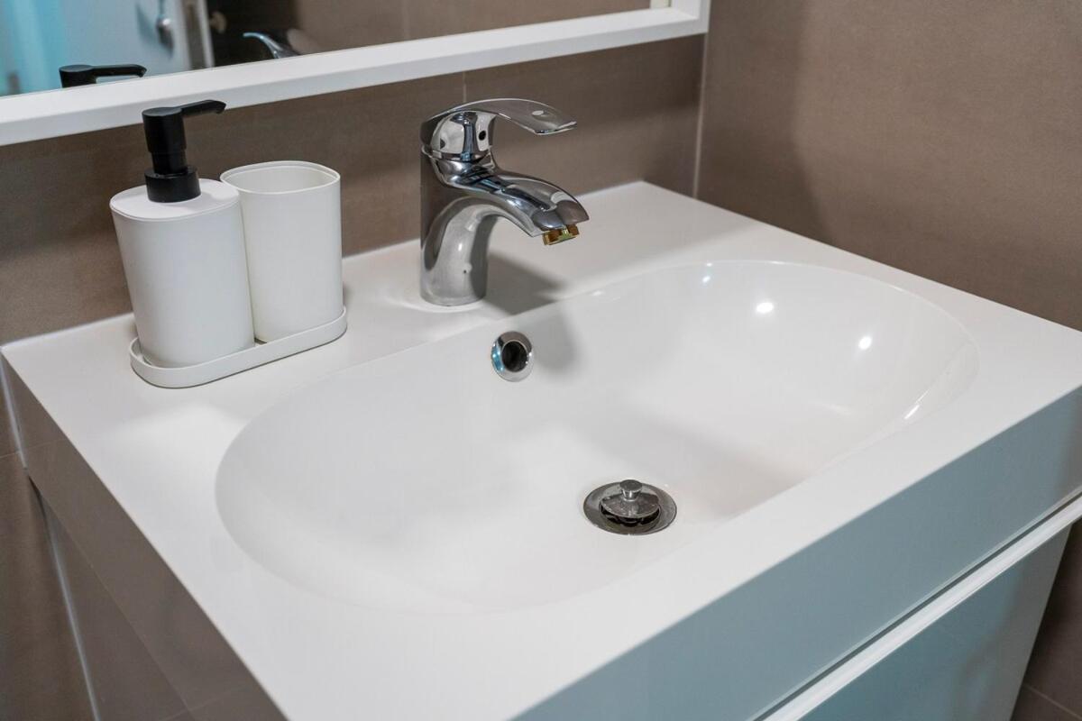 Warm 2-bedrooms With Modern Kitchen Interior In The Greens! Apartment *