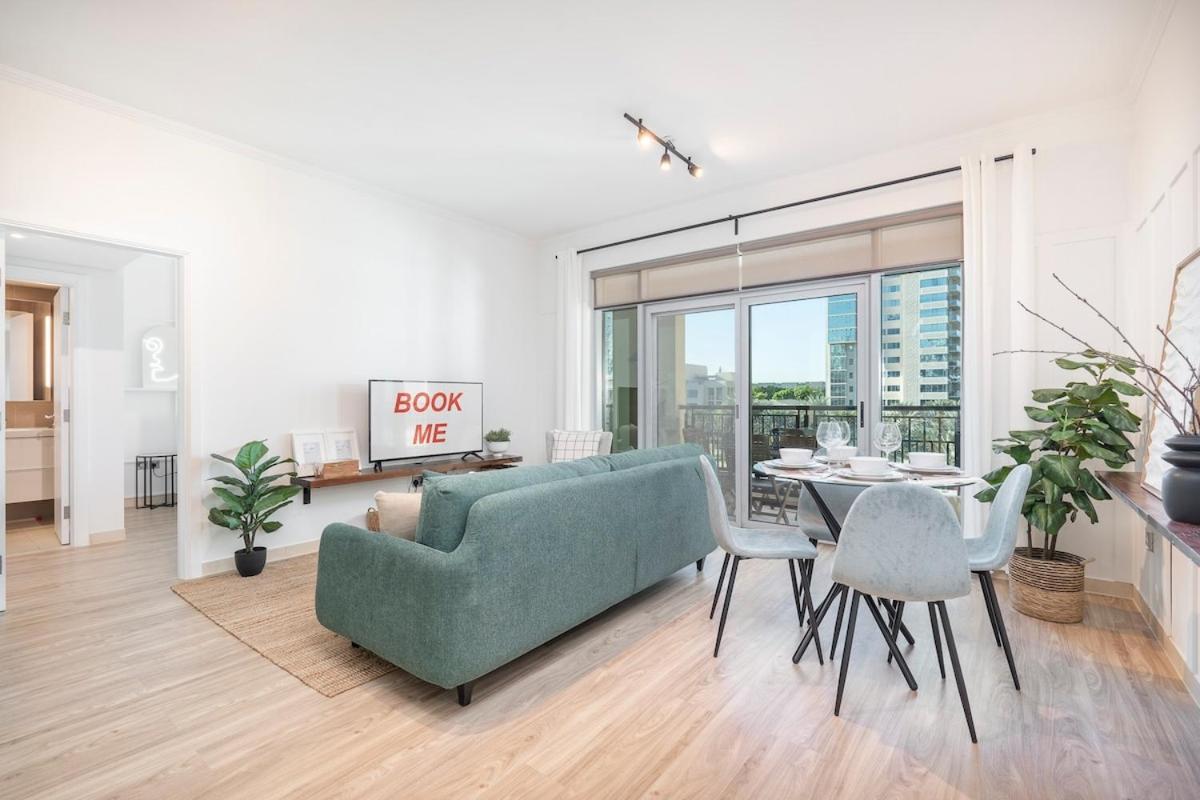 Warm 2-bedrooms With Modern Kitchen Interior In The Greens! *