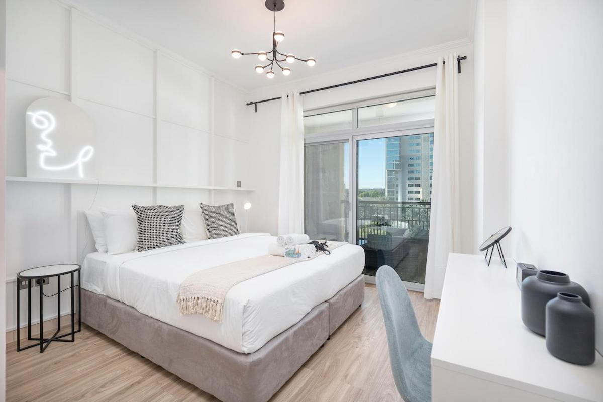 Warm 2-bedrooms With Modern Kitchen Interior In The Greens! * Dubai