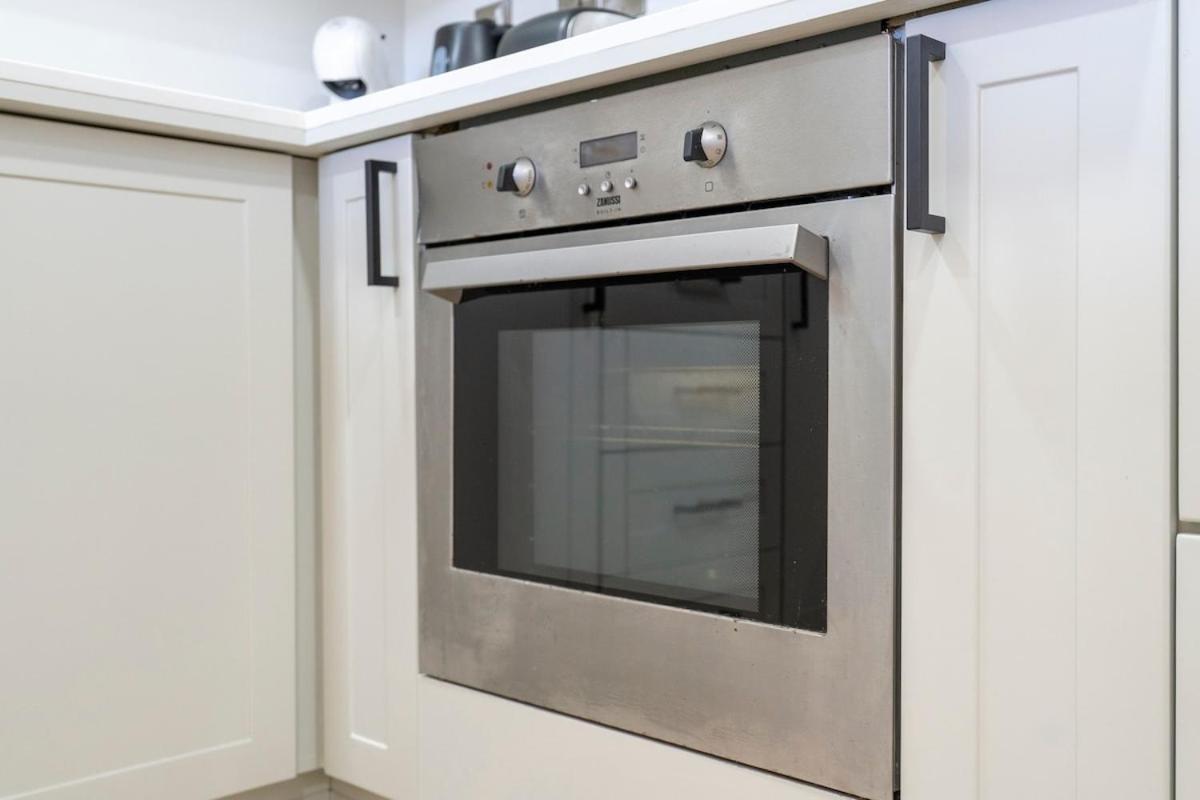 Warm 2-bedrooms With Modern Kitchen Interior In The Greens! Apartment