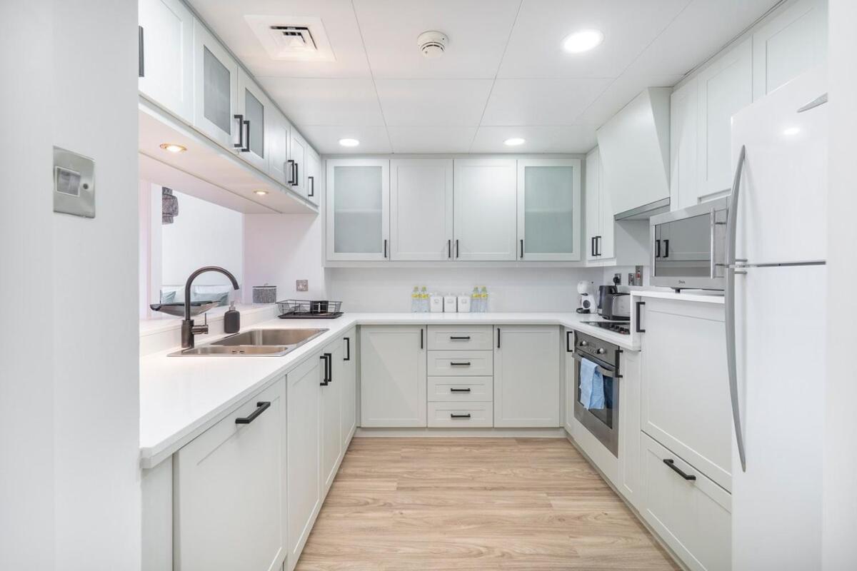 Warm 2-bedrooms With Modern Kitchen Interior In The Greens! Apartment Dubai