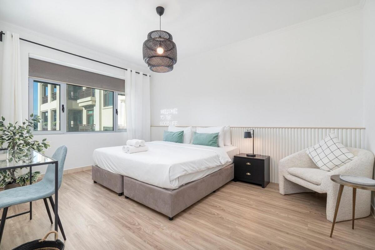 Warm 2-bedrooms With Modern Kitchen Interior In The Greens! *