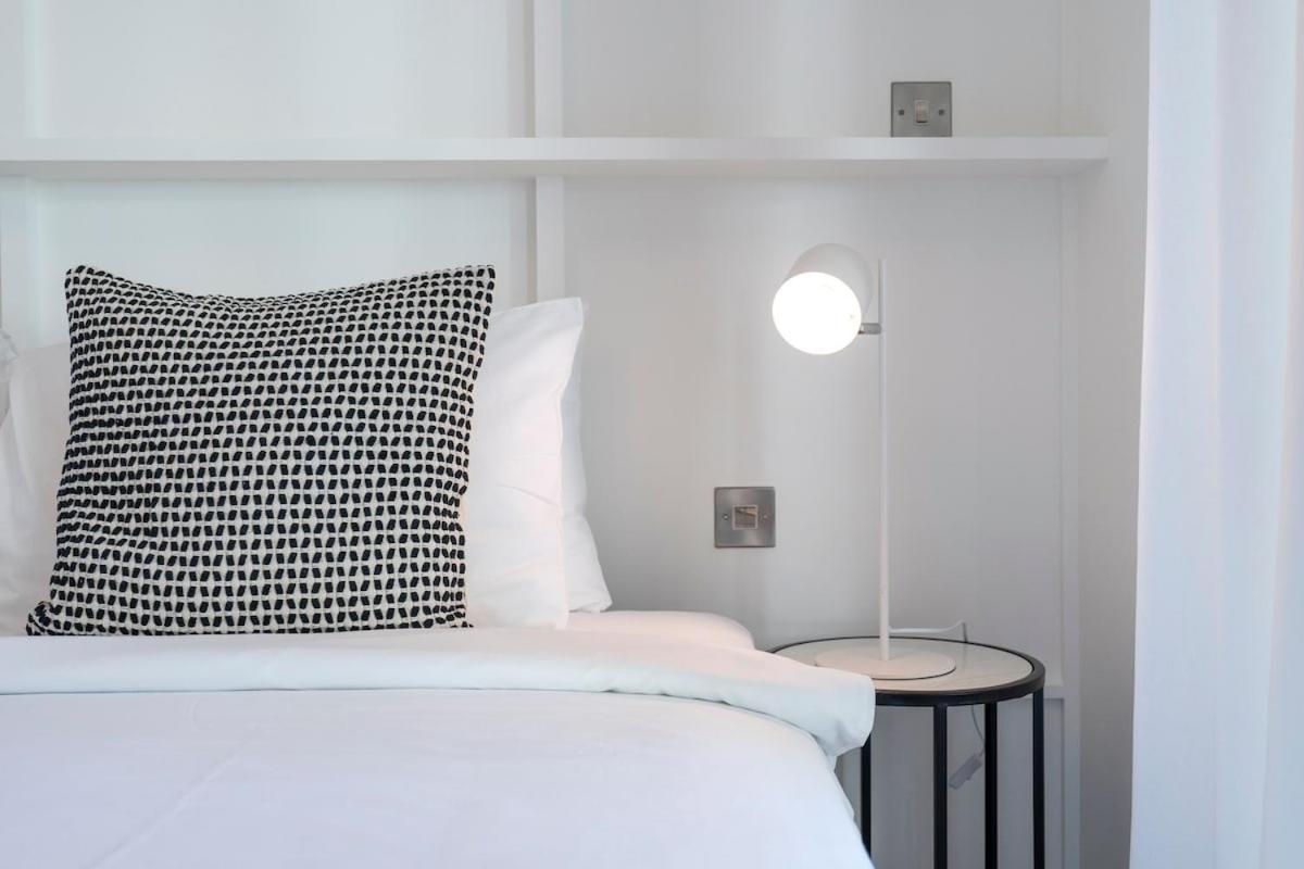 Warm 2-bedrooms With Modern Kitchen Interior In The Greens! Dubai