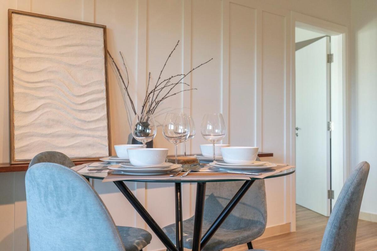 Warm 2-bedrooms With Modern Kitchen Interior In The Greens! Apartment *