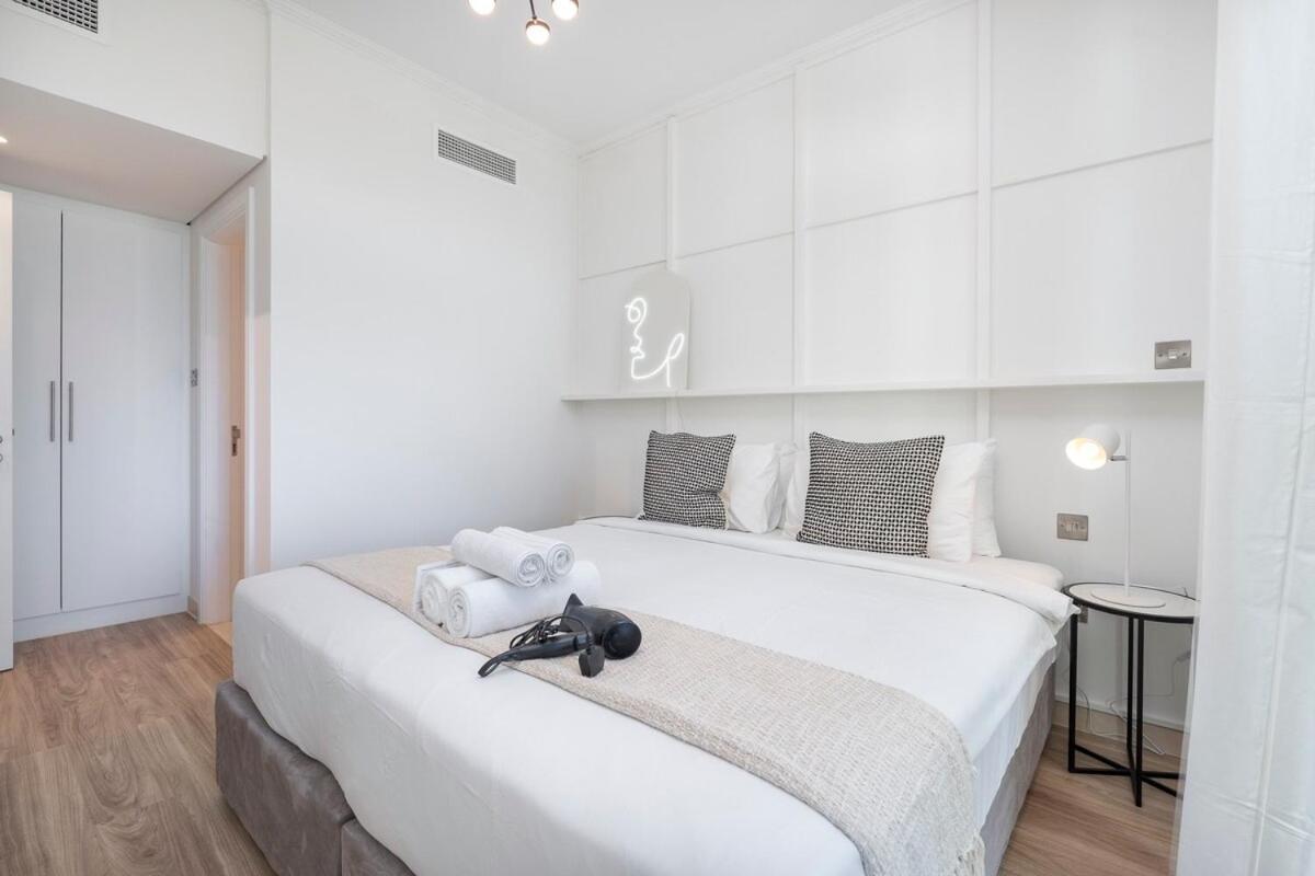 Apartment Warm 2-bedrooms With Modern Kitchen Interior In The Greens! Dubai