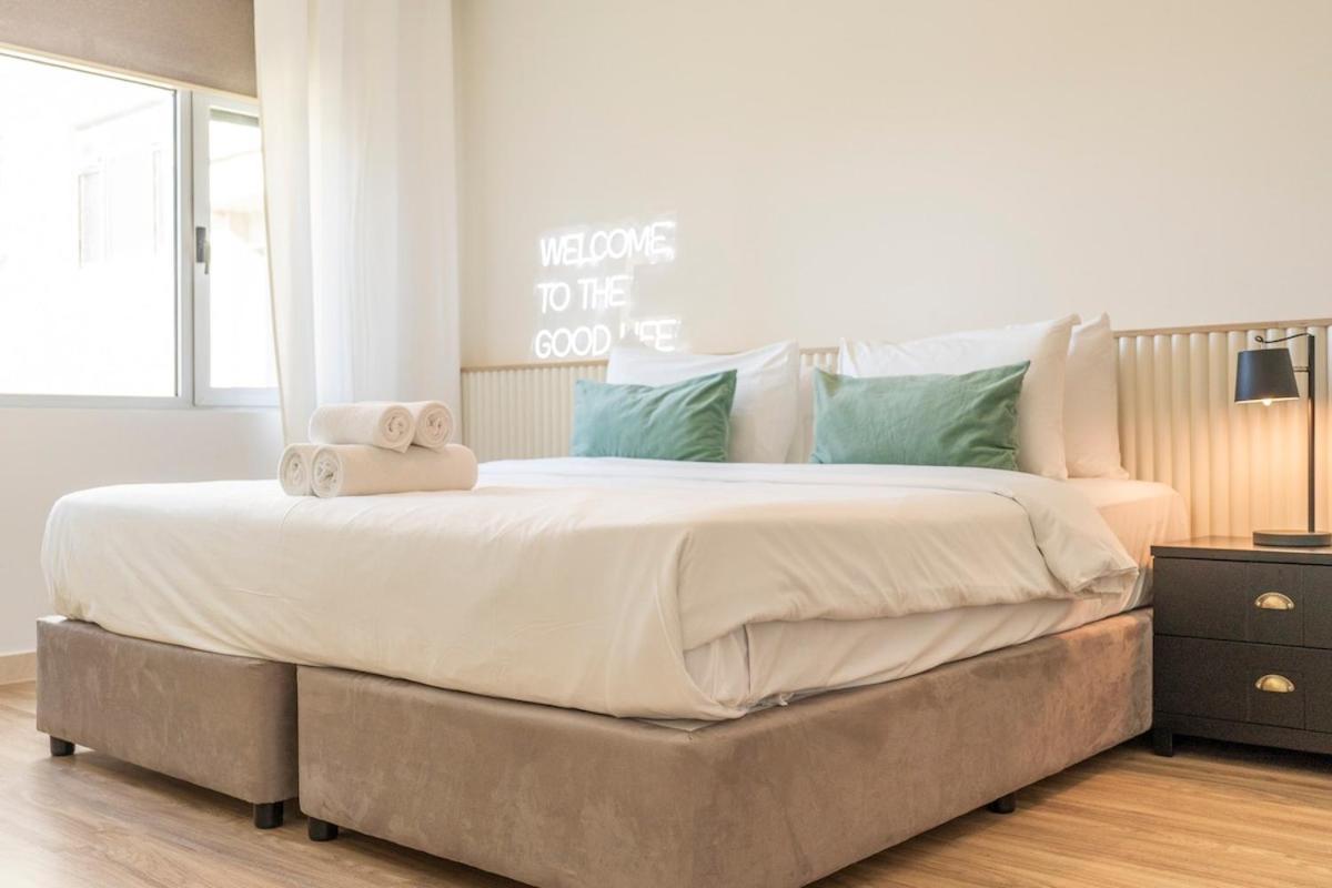 Warm 2-bedrooms With Modern Kitchen Interior In The Greens! *