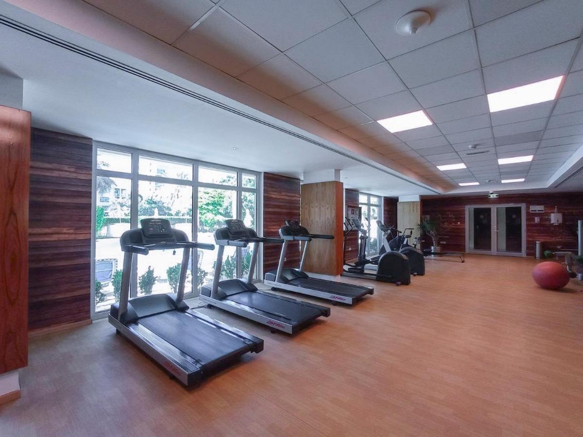 Warm 2-bedrooms With Modern Kitchen Interior In The Greens! Apartment