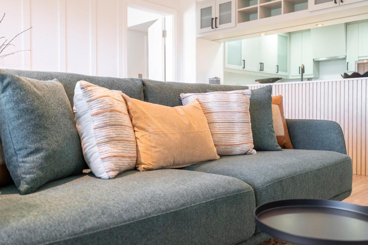 Warm 2-bedrooms With Modern Kitchen Interior In The Greens! * Dubai