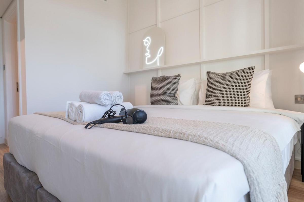 Warm 2-bedrooms With Modern Kitchen Interior In The Greens! Apartment