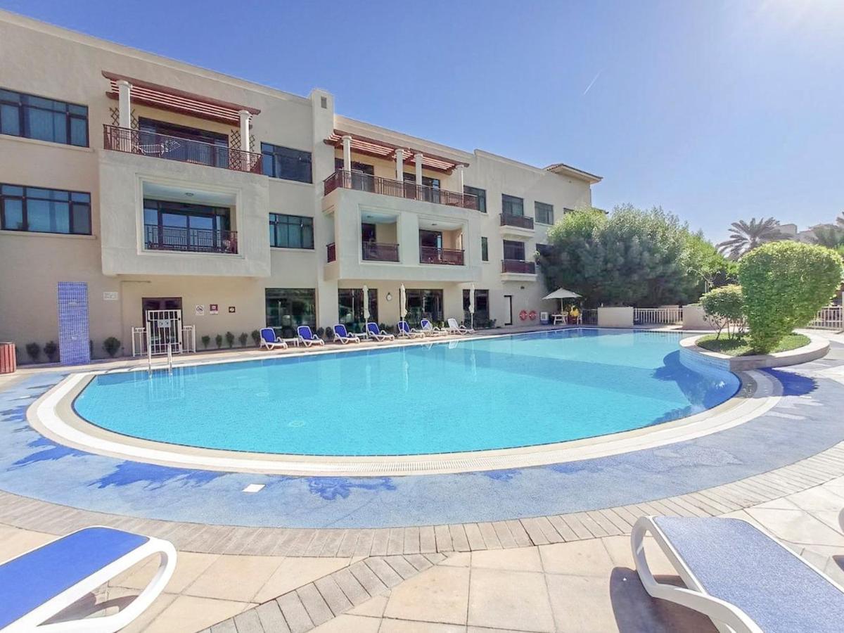 Apartment Warm 2-bedrooms With Modern Kitchen Interior In The Greens!