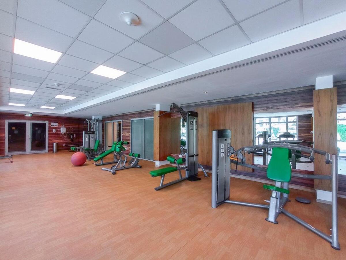 Warm 2-bedrooms With Modern Kitchen Interior In The Greens! Apartment