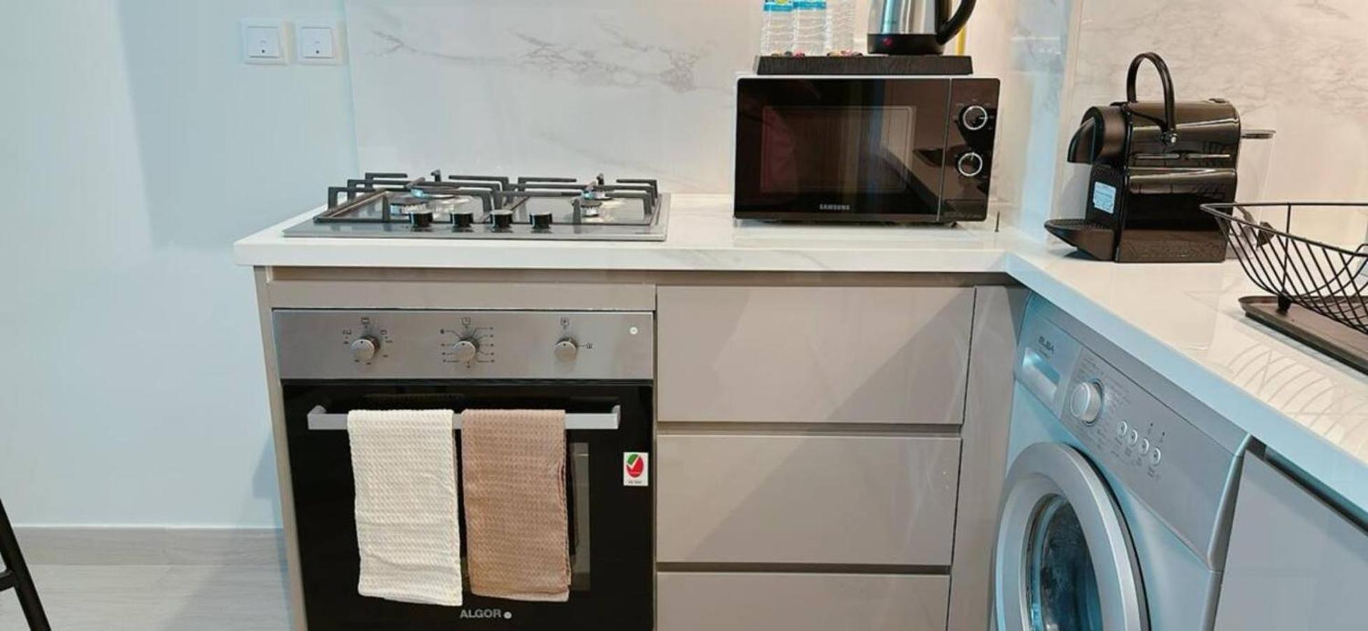 Stunning Brandnew 1br *
