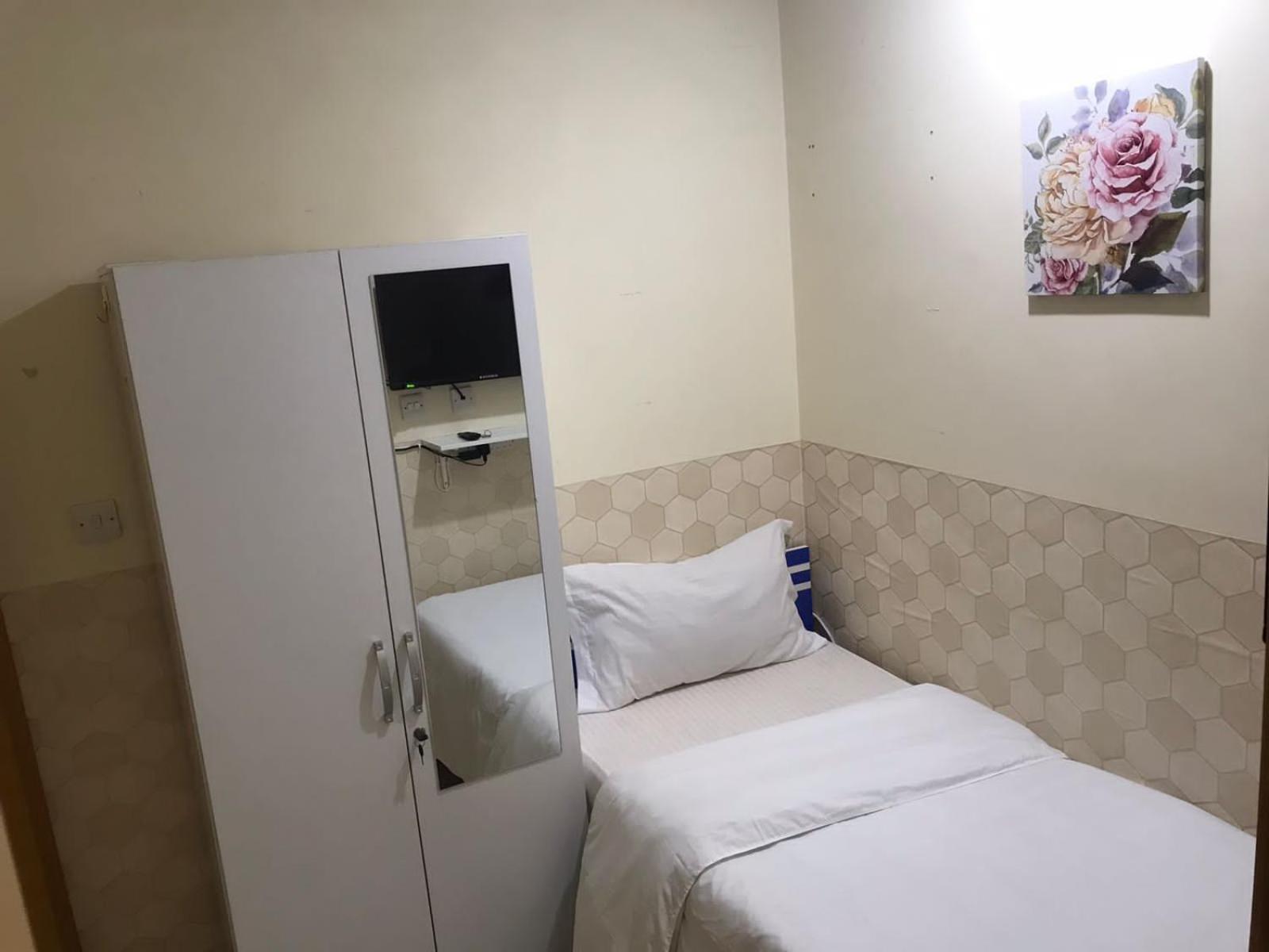Apartment Budget With Private Bathroom For 'girls' Only In Dubai, Marina *