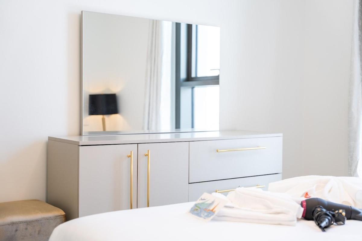 Awesome 2-bedroom With Iconic Views In Business Bay Apartment *