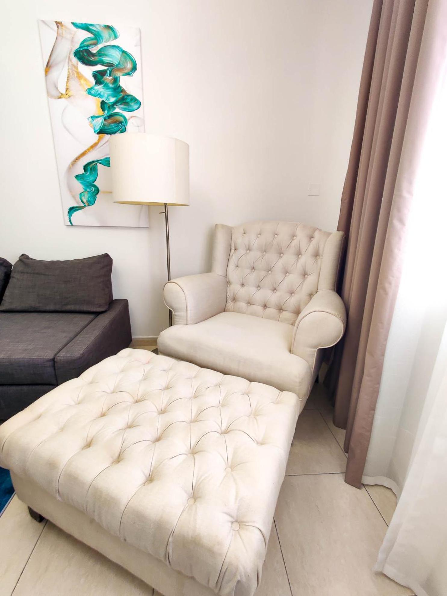 Elegant Fresh 1br With Heated Pool, Just Steps From Mall, Restaurants & Fitness Center Dubai