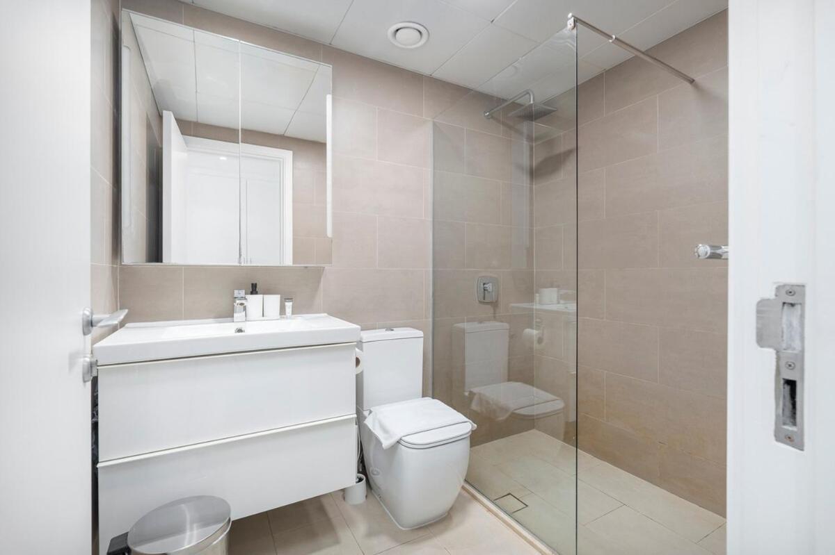 Warm 2-bedrooms With Modern Kitchen Interior In The Greens! Dubai