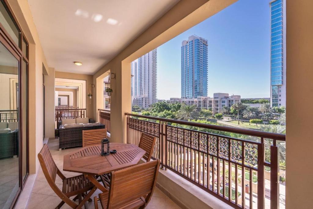 Warm 2-bedrooms With Modern Kitchen Interior In The Greens! Dubai