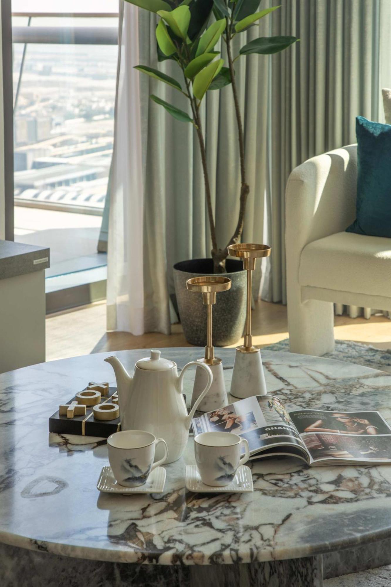 Frank Porter - Burj Vista 1 * Dubai