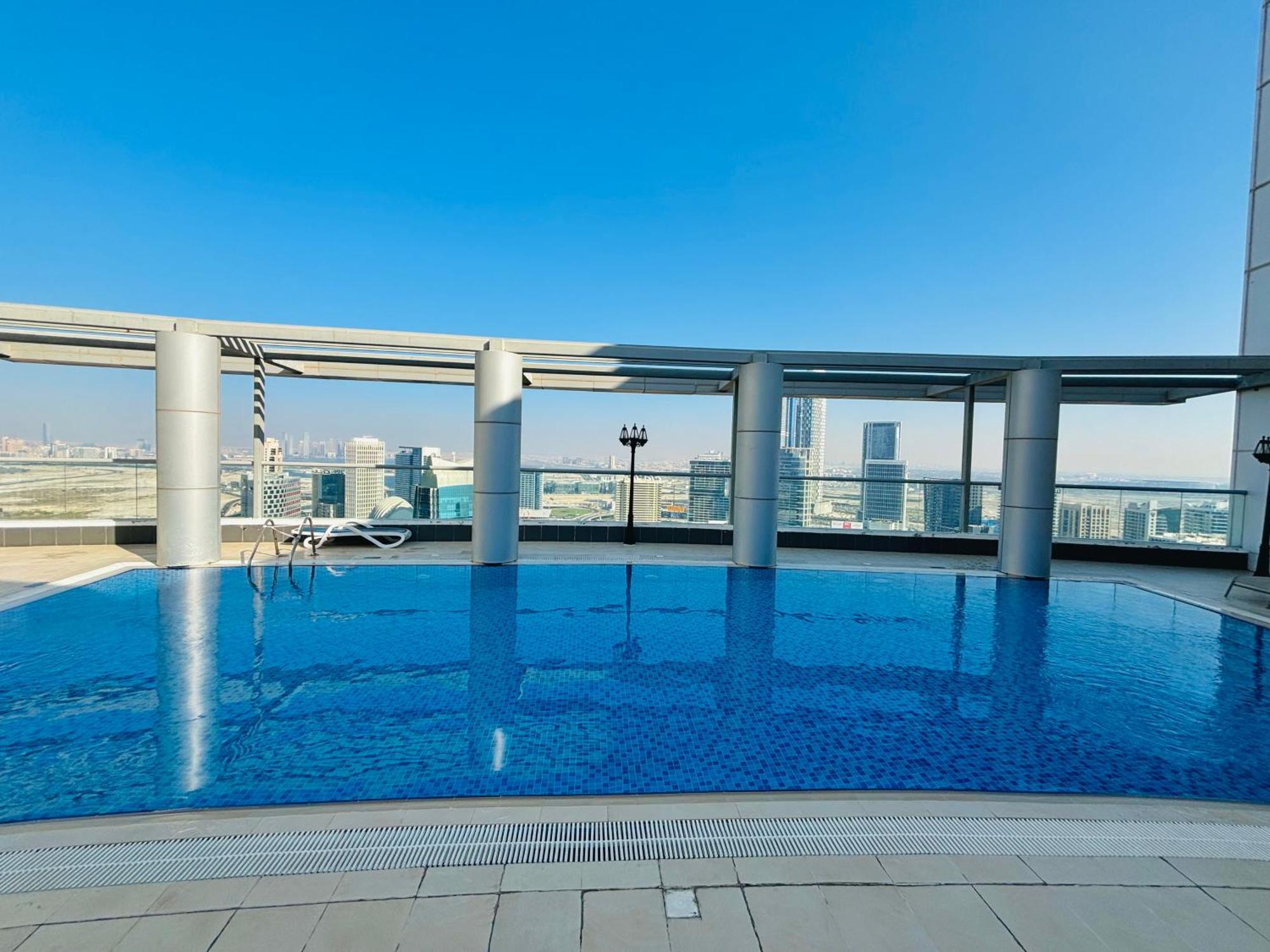 Apartment Stunning With Rooftop Pool, Balcony & Gym *