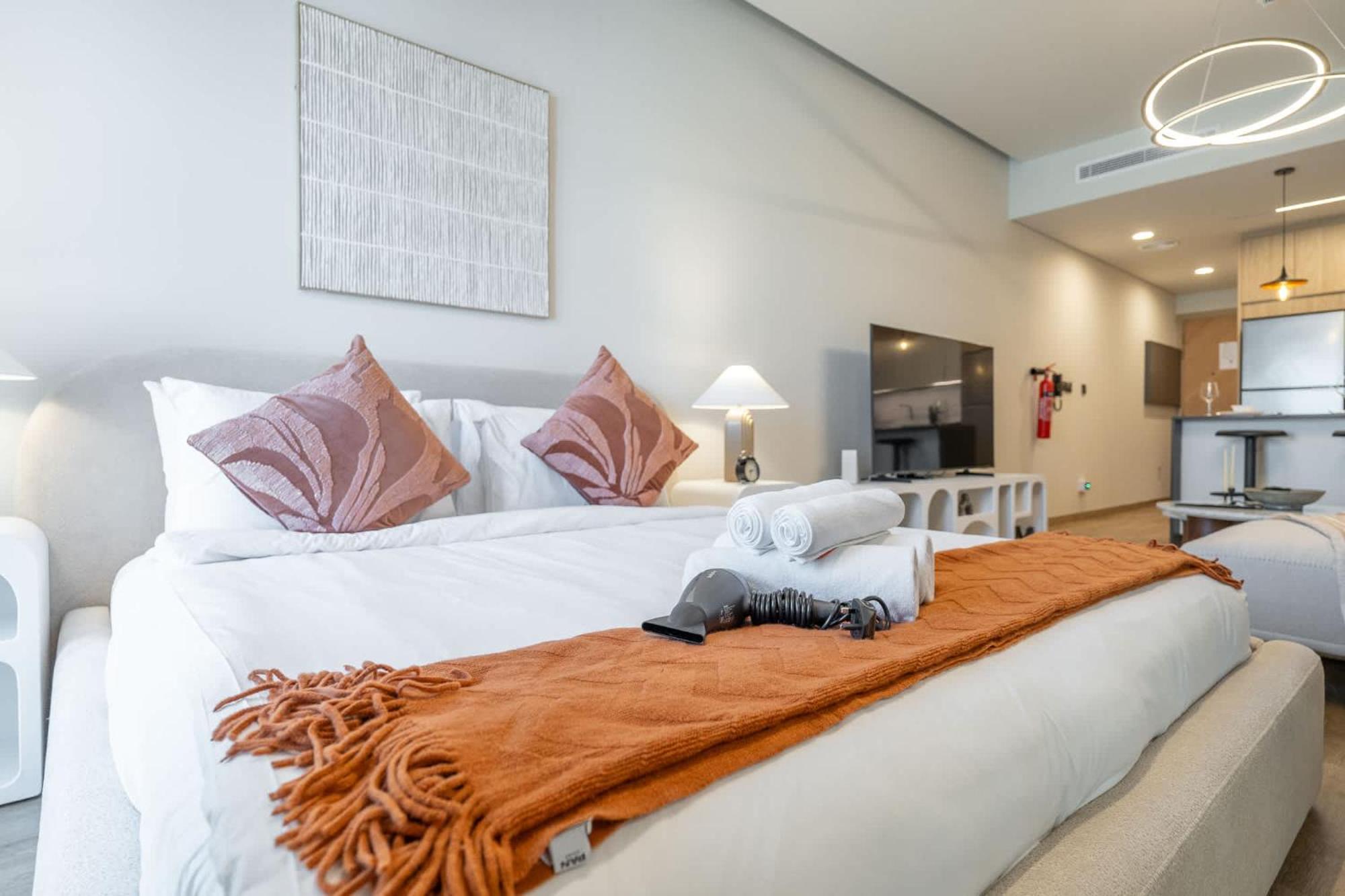 Chic Modern For 2 In Jvc! Apartment *