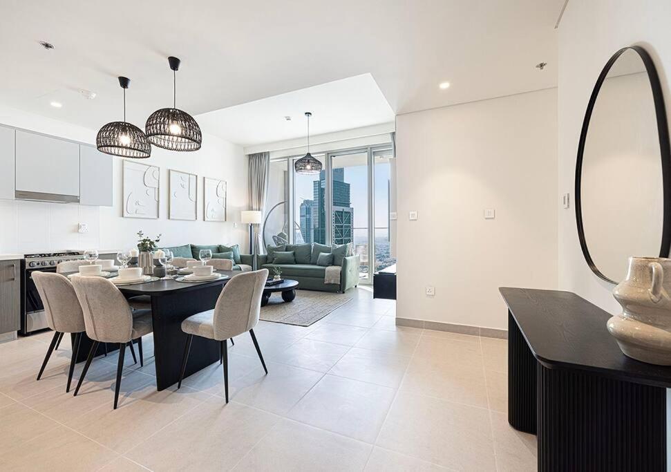 Downtown Sky High Luxury I And Sea Views I Opp Mall Burj Khalifa Apartment