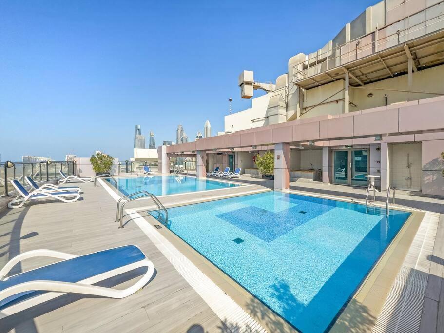 Vibrant 2br Escape With Pool & Gym Apartment