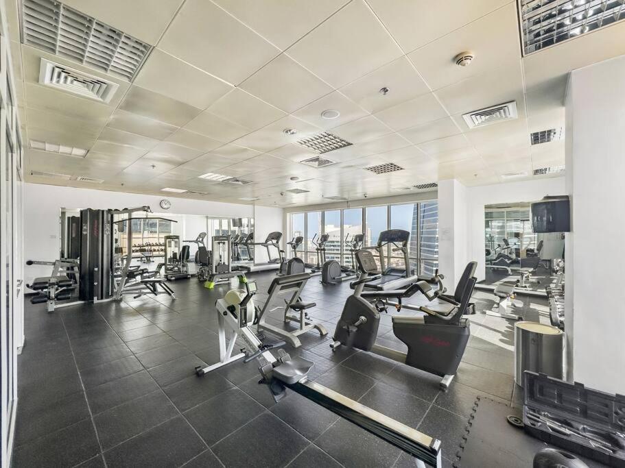 Vibrant 2br Escape With Pool & Gym Apartment Dubai