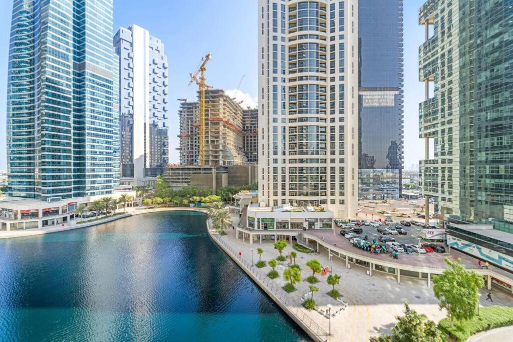 Vibrant 2br Escape With Pool & Gym Apartment