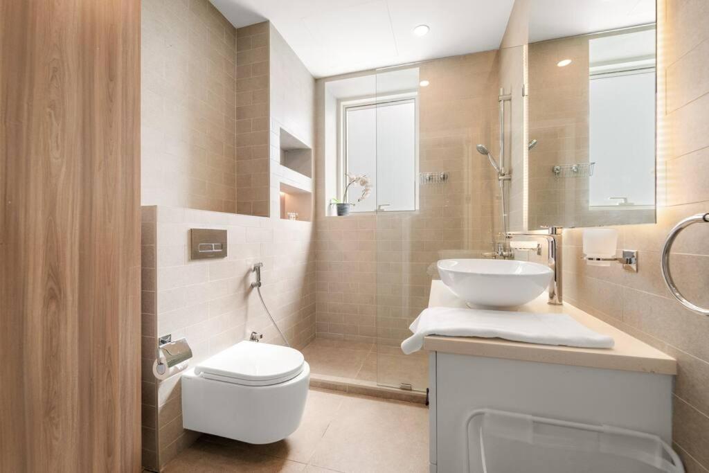 Vibrant 2br Escape With Pool & Gym Apartment *
