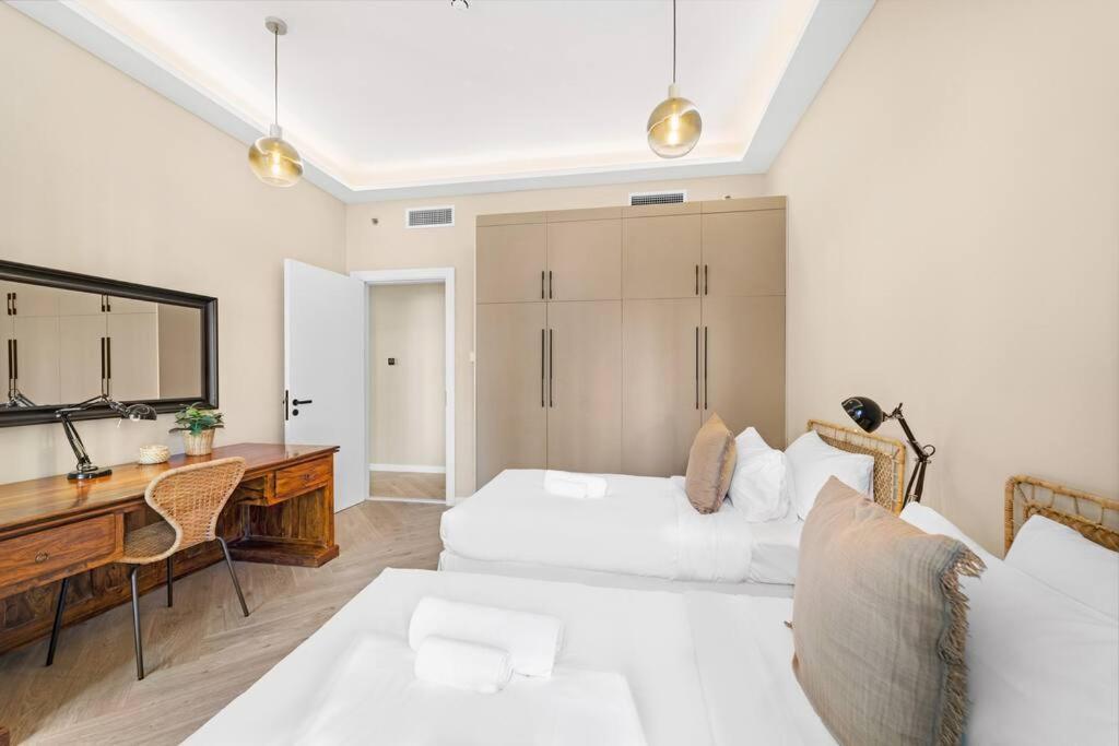 Vibrant 2br Escape With Pool & Gym *