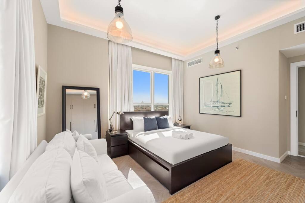 Vibrant 2br Escape With Pool & Gym * Dubai