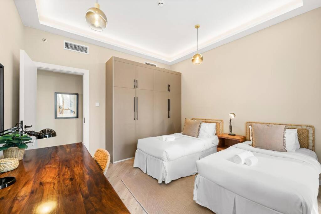 Vibrant 2br Escape With Pool & Gym Apartment