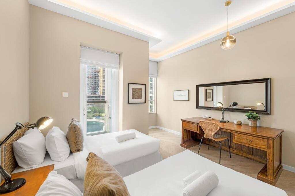 Vibrant 2br Escape With Pool & Gym Apartment *