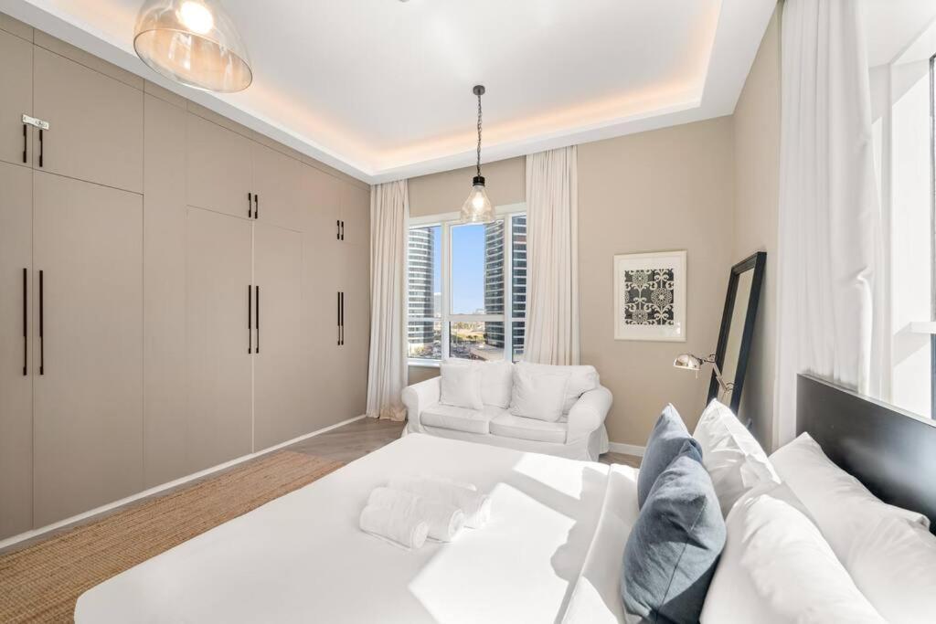 Vibrant 2br Escape With Pool & Gym *