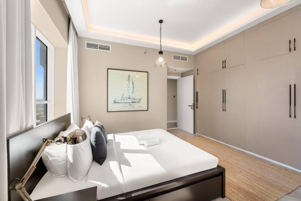 Vibrant 2br Escape With Pool & Gym Apartment *