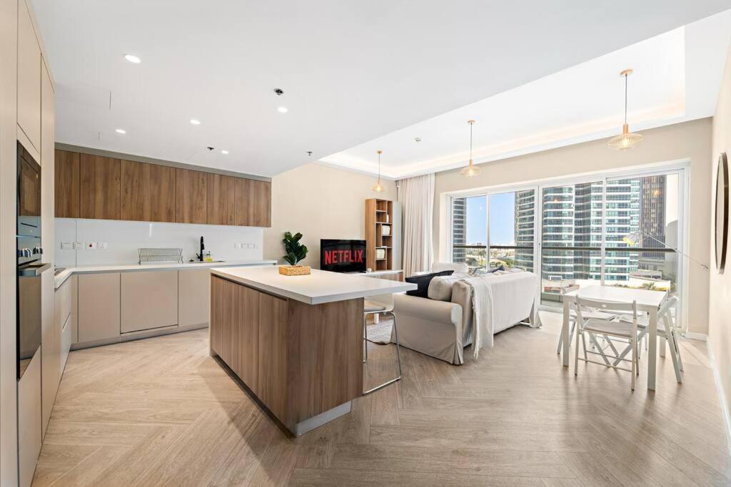 Vibrant 2br Escape With Pool & Gym Apartment *